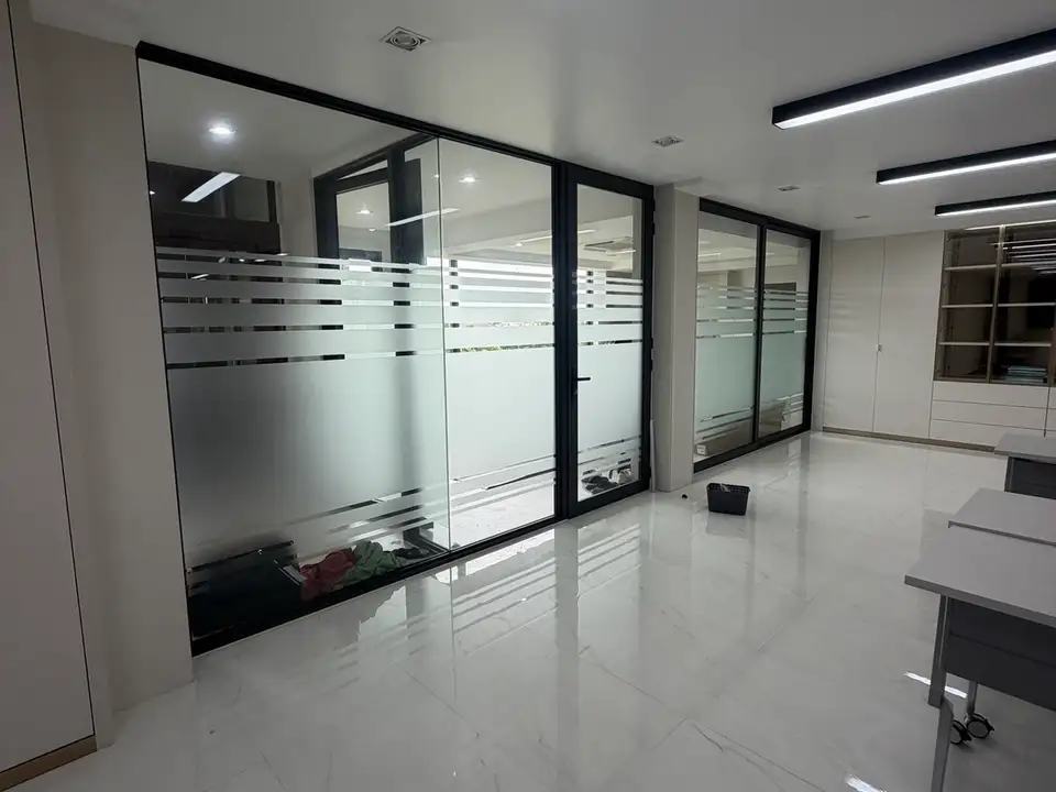 ผนังกระจกกั้นห้องออฟฟิศติดฟิล์มฝ้าตัดลายเส้นคาด