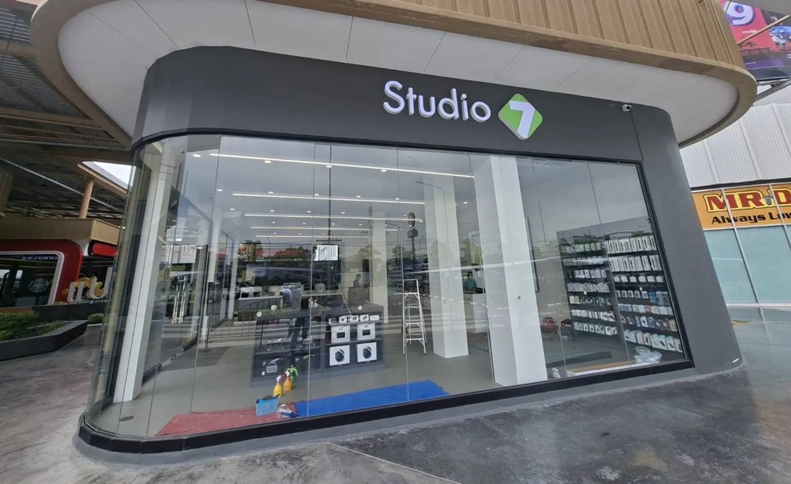 หน้าร้าน Studio 7 ฉะเชิงเทรา กระจกโค้งบานใหญ่หลังติดฟิล์ม 3M CA80