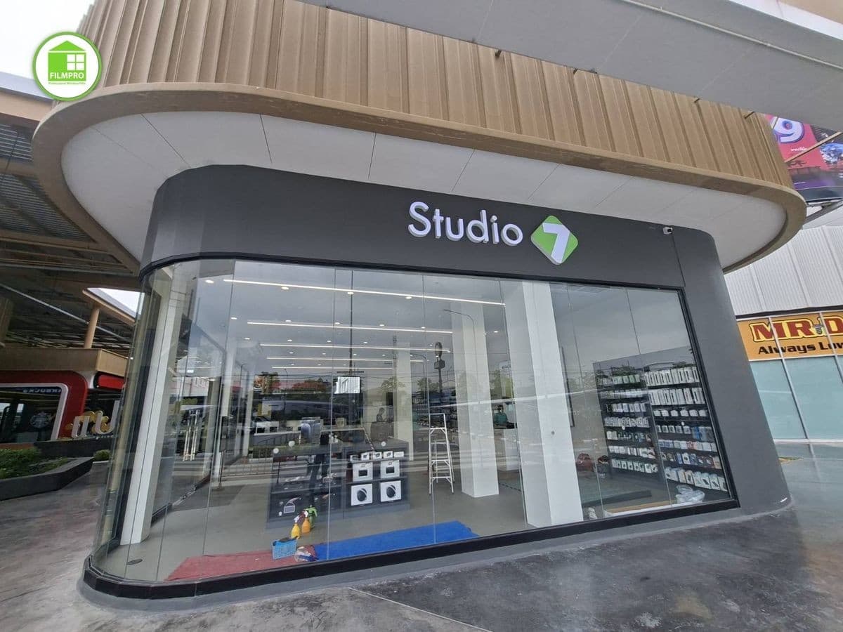 Studio 7 ฉะเชิงเทรา — หน้าร้านกระจกใหญ่ ติดฟิล์มเซรามิกใส 3M CA80 VLT 77% กันร้อนโดยไม่บังสินค้าโชว์ - ผลงานติดฟิล์มอาคารและฟิล์มกรองแสงอาคารคุณภาพสูง